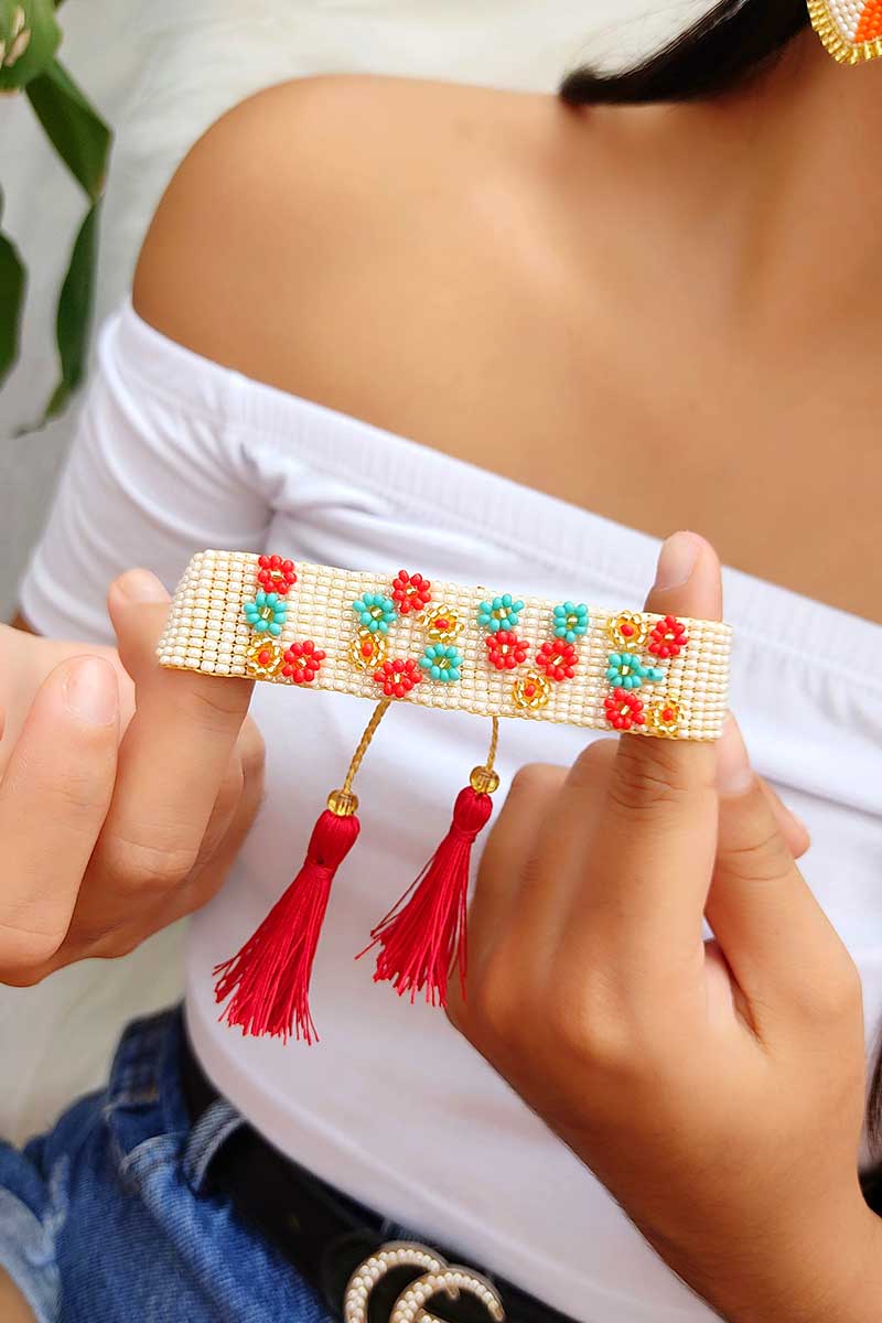 Pulsera ancha beis LOVE con flores rojo menta - Imagen 2