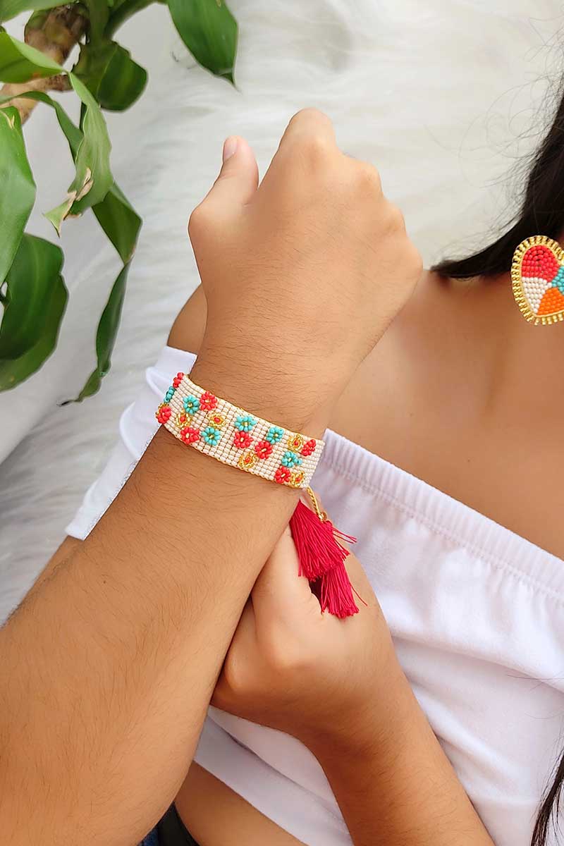 Pulsera ancha beis LOVE con flores rojo menta