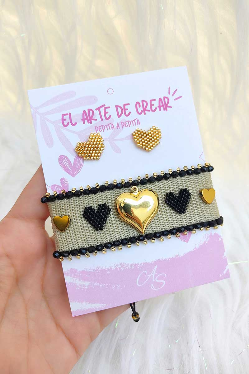 Pulsera ancha de tela camel con apliques de corazon